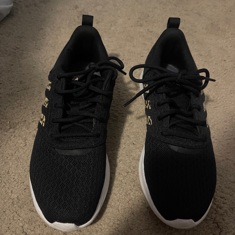 Tennis shoes